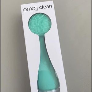 BNWT SEALED. PMD clean Facial cleansing device